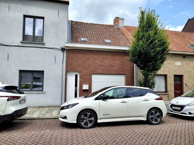 Maison à rénover avec 2 chambres, garage intégré et grand jardin. Composition au rez-de-chaussée : entrée, salon, salle à manger, débarras, toilettes.