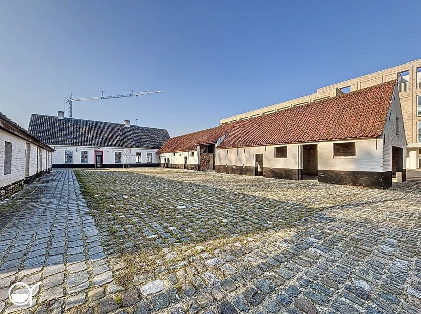 Deze halfopenbebouwing bevindt zich in residentie Parkhoeve. Ideaal gelegen nabij de invalswegen (E40-E17-R4) en het technologiepark te Zwijnaarde. Be