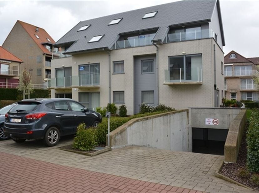 Zeer mooi ruim gemeubeld 2 slaapkamer appartement, 1ste verdieping.&lt;br /&gt;
Rustige ligging in mooi aangelegd park, dichtbij alle verbindingen, op wande