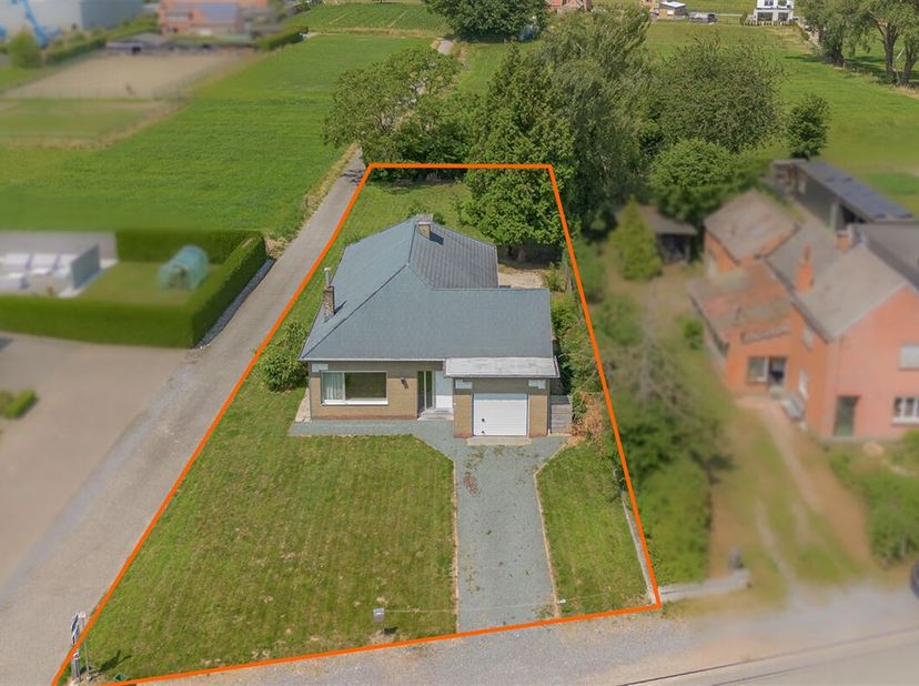 Bent u op zoek naar een woning met potentieel op een groene locatie in Londerzeel? Deze te renoveren bungalow biedt u de perfecte gelegenheid om een c