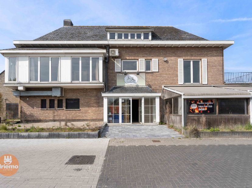 Ruime woning met handelspand te koop in De Panne, dit pand biedt tal van mogelijkheden voor zowel handel met woonst of enkel woonst. Reeds twee goeddr