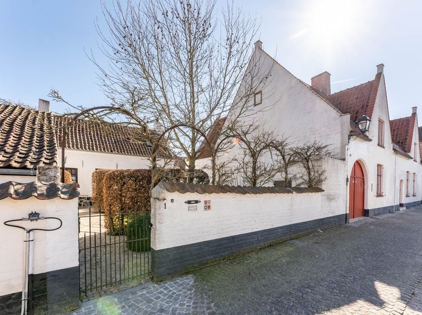 Cette maison récemment (°2023, EPC 130 = label B) rénovée avec le souci du détail est située le long de la Ketelstraat 5 et de la Speystraat 1 dans la