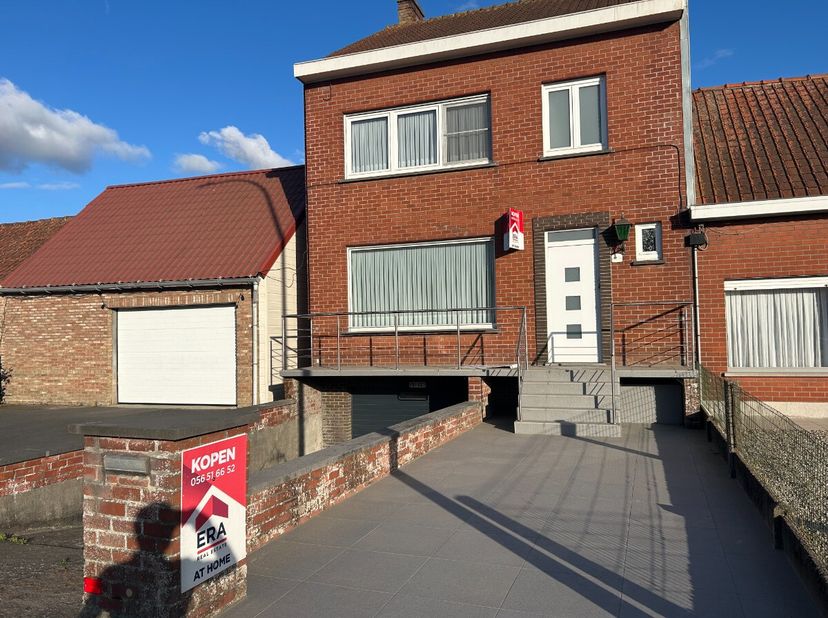 Maison spacieuse avec jardin, 3 garages et 4 chambres.Cette maison économe à énergie a une grande cave, est prevue de differents buanderies et débarra