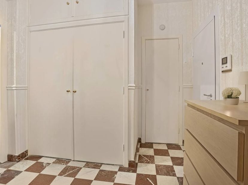 Disposition:&lt;br /&gt;
Rez-de-chaussée:&lt;br /&gt;
- hall d&#039;entrée commun spacieux &lt;br /&gt;
- ascenseurs et escaliers&lt;br /&gt;
Étage 2 (accessible par ascenseur ou