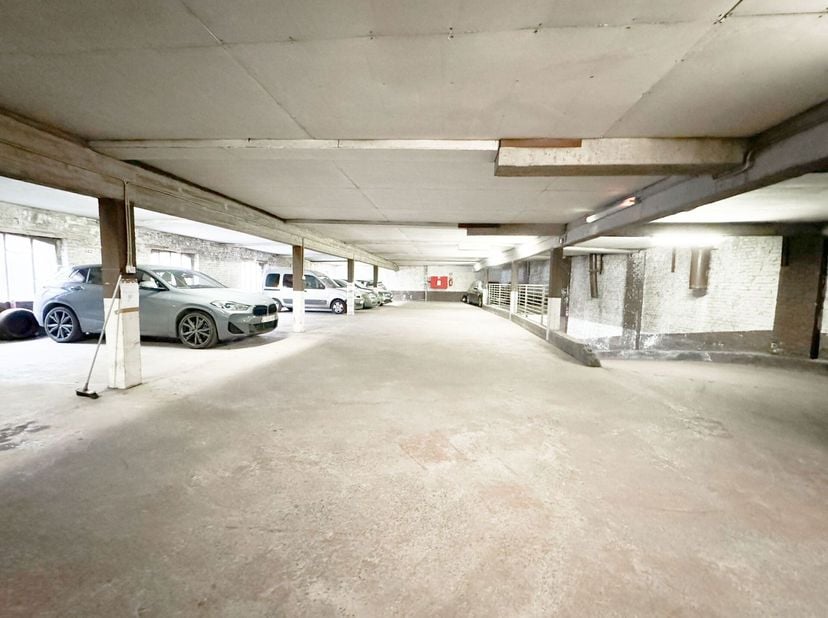 En plein centre dAnderlecht, à proximité de toutes les commodités, découvrez notre plateau de parking comprenant un lot de 14 emplacements.&lt;br /&gt;
Situ