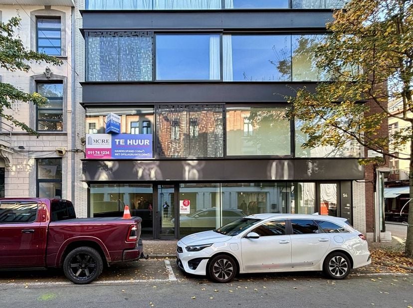 Ce bâtiment commercial, anciennement le magasin ICONE, est situé dans l&#039;Aldestraat, au cur de Hasselt, entouré d&#039;autres boutiques élégantes telles que