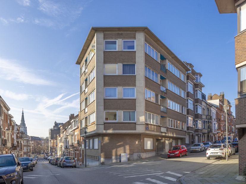 Appartement avec une chambre, terrasse et box de garage&lt;br /&gt;
Situé au quatrième étage de la Résidence Orléans - avec ascenseur&lt;br /&gt;
Situé au dernier