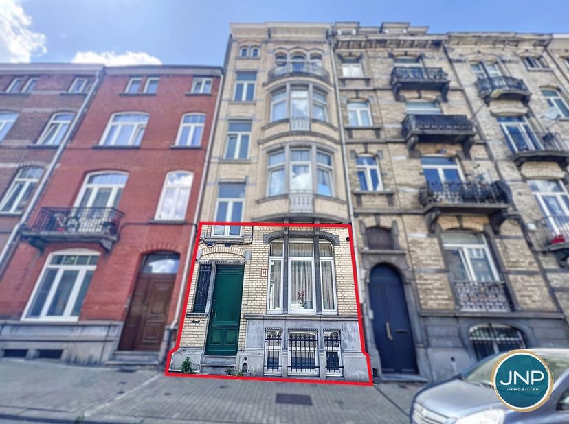 JNP Immobilier a le plaisir de vous présenter ce superbe appartement 1 chambre + bureau au rez-de-chaussée d&#039;une charmante Maison de Maitre. Cet appar