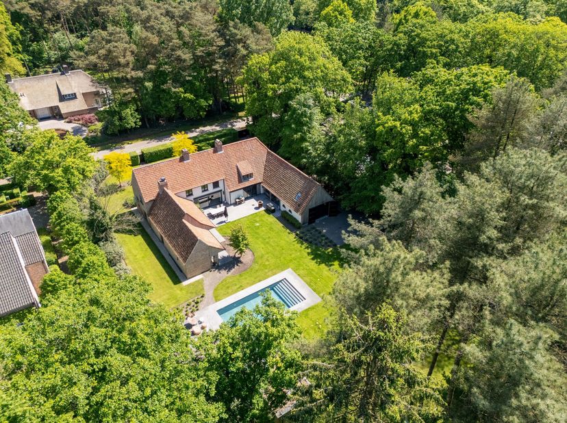 Villa exceptionnellement belle conçue par l&#039;un des architectes belges les plus influents du 20e siècle, Raymond Rombouts. Ses créations néoclassiques