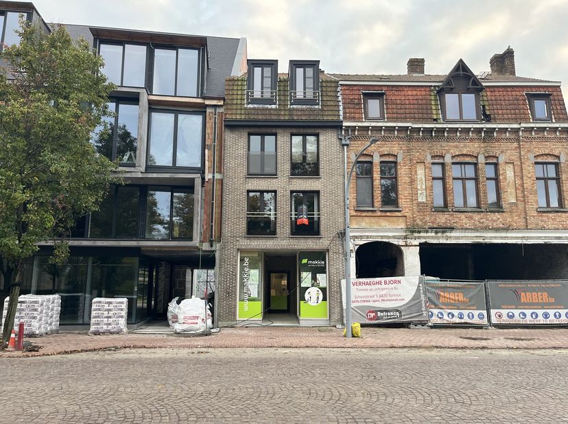 2-slaapkamerappartement op 1e verdieping&lt;br /&gt;
-Inkomhal: Ruime inkom die toegang biedt tot de verschillende vertrekken&lt;br /&gt;
-Living met open keuken: