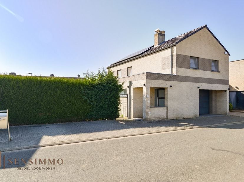 Deze ruime vrijstaande woning met 3 slaapkamers en inpandige garage is instapklaar en gelegen  in een rustige woonwijk te Dilsen-Stokkem op een percee