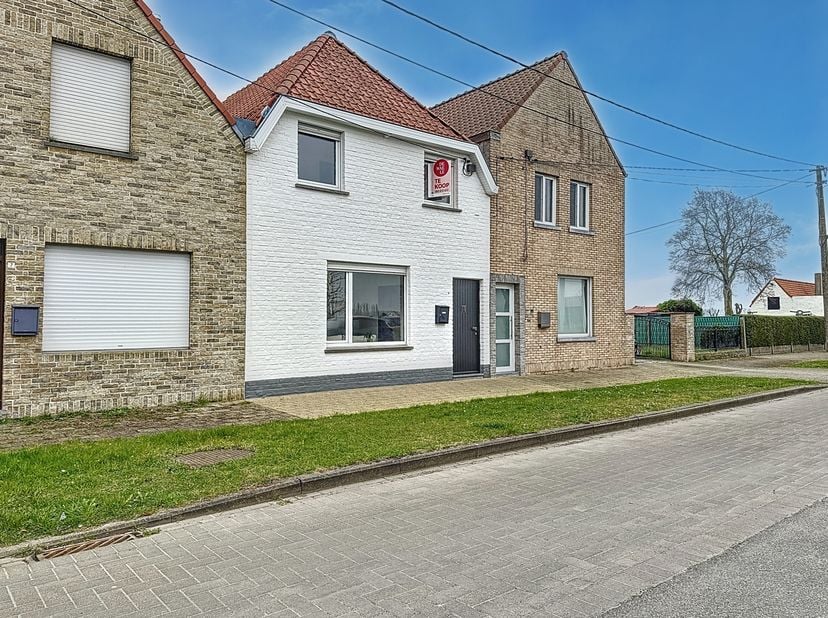 Op een perceel van 160m² vinden we deze opgefriste woning te Knokke-Heist. De is gelegen vlakbij de dorpskern van Westkapelle, openbaar vervoer én hee