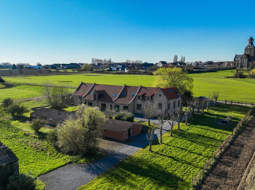 Dit majestueuze landhuis is de belichaming van verfijning, luxe en tijdloze elegantie. Gelegen op een uitgestrekt perceel van maar liefst 15.000 m², b