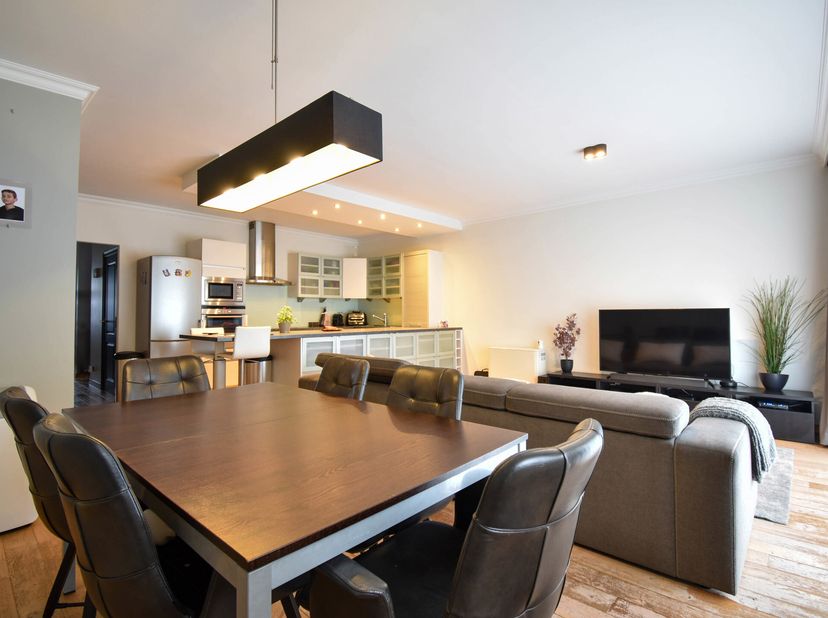 Idéalement situé dans le quartier de la Basilique, à la frontière de Berchem-Sainte-Agathe et Koekelberg, TRIOR vous propose un bel appartement en exc