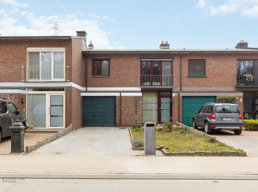 Op een goede locatie te Nijlen bevindt zich deze instapklare woning met 3 slaapkamers en tuin. U bevindt zich hier op fietsafstand van het centrum van