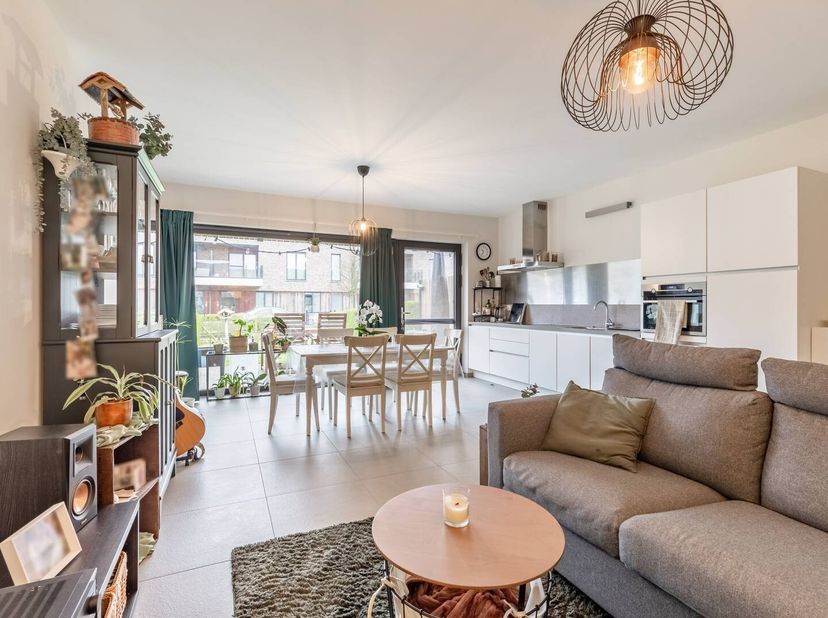 Deze recente gebouwde woning, gelegen in het gezellige centrum van Viversel, biedt een perfecte combinatie van comfort en architectuur. De woning is g