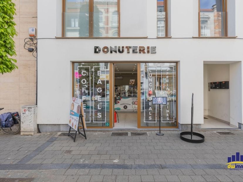 Gelegen op de Bondgenotenlaan, een van de drukste en meest zichtbare straten in de stad, is het handelsfonds van deze DONUTERIE nu te koop.&lt;br /&gt;
Dit