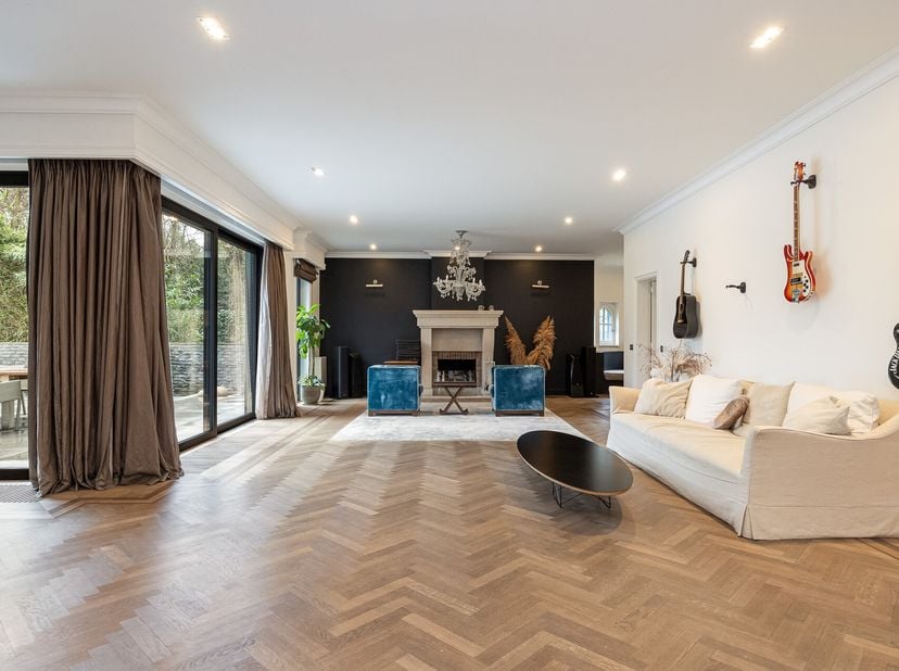 Deze villa is gelegen in het prestigieus villapark aan Park Den Brandt, één van de meest residentiële wijken in het Antwerpse groen. Dichtbij het hart