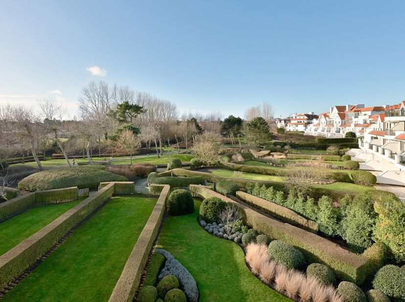 Appartement d&#039;angle de haute qualité dans le prestigieux domaine Tennis Gardens, idéalement situé près de la plage et de la mer, entouré d&#039;un magnifiq