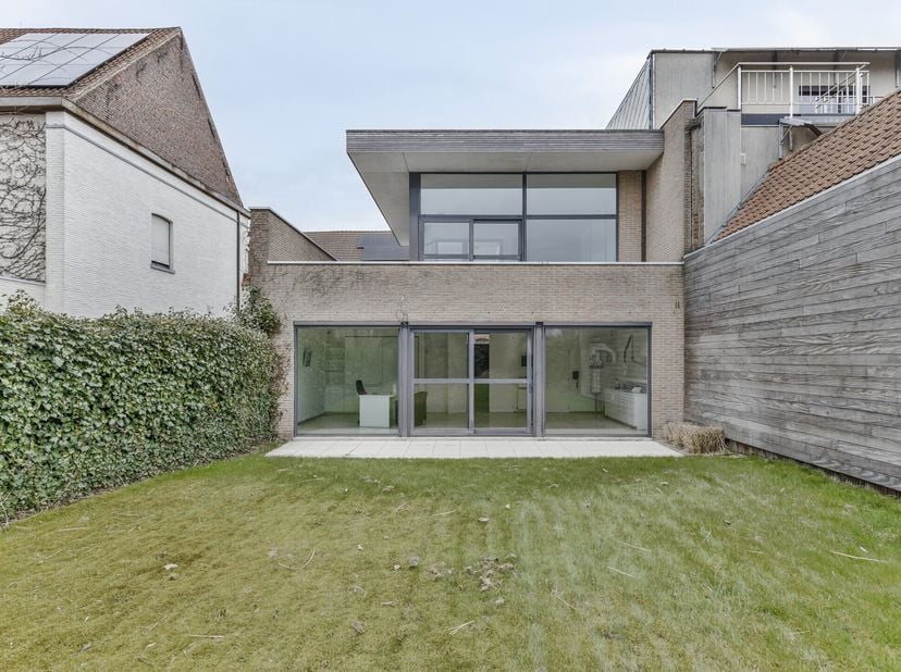 Deze karaktervolle eigendom (bouwjaar 1993) in de Meensesteenweg 317 te Bissegem deed steeds dienst als praktijk.&lt;br /&gt;
Het ontwerp liet ook toe dat d