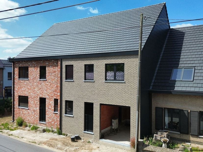 Casco nog af te werken gesloten nieuwbouwwoning met inpandige garage te Oudegem, gelegen op wandelafstand van de dijk en het wandelpad langs de Dender
