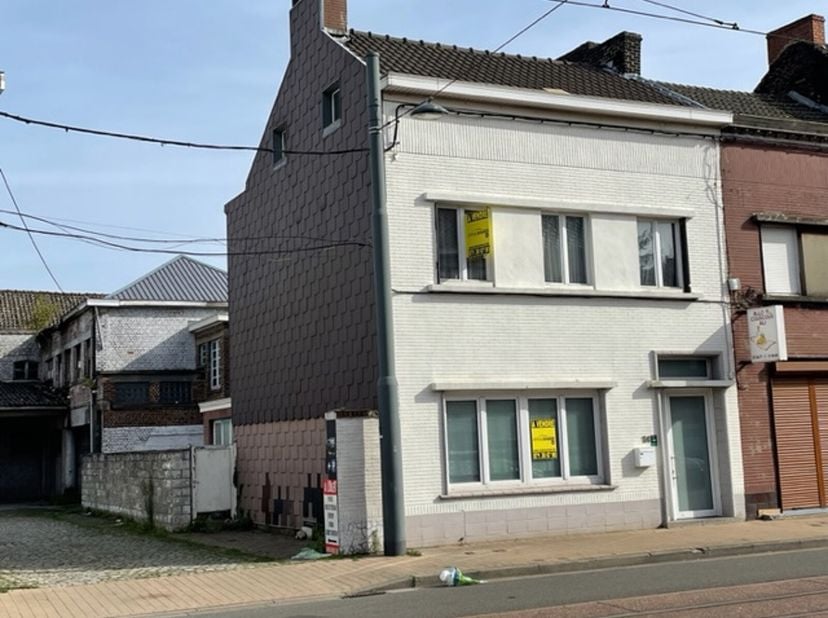 MAISON 3 FACADES&lt;br /&gt;
Vaste maison pour famille nombreuse.&lt;br /&gt;
Rez-de-chaussée comprenant : hall d&#039;entrée, séjour 55 m² (salon, salle à manger) cui