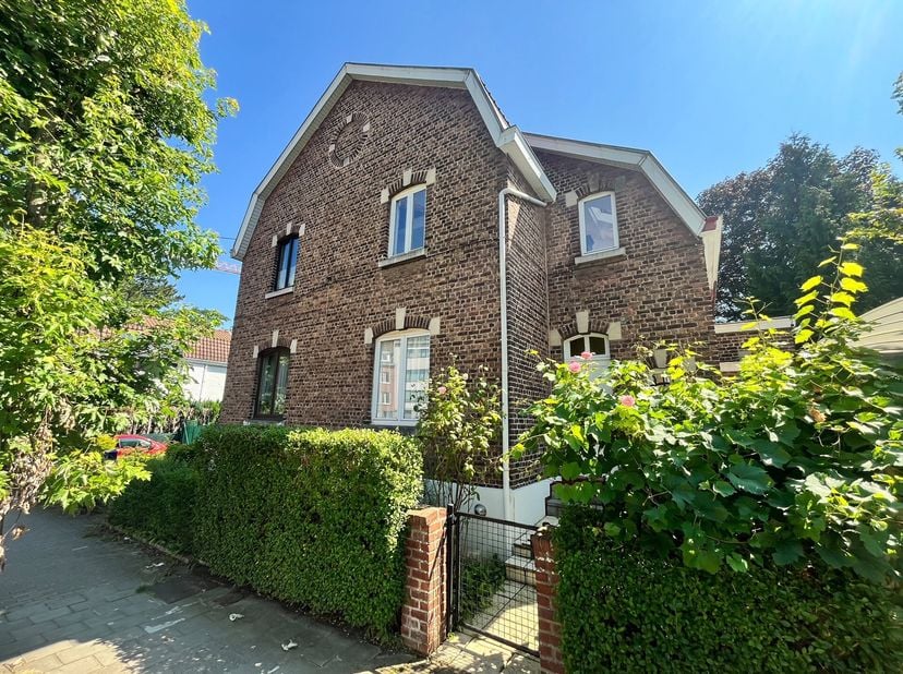 Dit charmante huis van 160 m² ligt in de prestigieuze wijk Saint-Job en heeft 4 slaapkamers.&lt;br /&gt;
Binnen bestaat de begane grond uit een hal, een moo