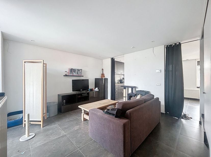 Bent u op zoek naar een gezellig en leuk duplex appartement in Waregem? Dan is dit zeker iets voor u! Deze volledig gerenoveerde parel is voorzien van