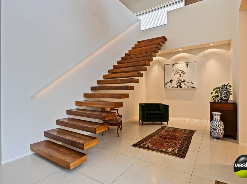 Deze indrukwekkende villa is gelegen aan de gegeerde Bijvennestraat, een rustige, residentiële buurt net buiten het centrum van Hasselt. Met drie ruim