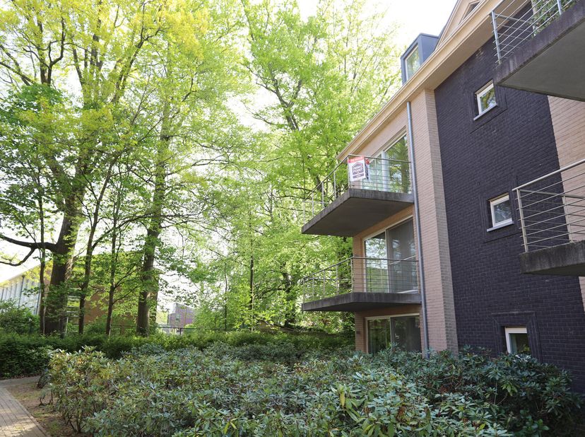 Instapklaar 2 slpk. appartement in klassevol gebouw met lift&lt;br /&gt;
2E VERDIEPING&lt;br /&gt;
Inkomhal met apart toilet.&lt;br /&gt;
Twee ruime slaapkamers.&lt;br /&gt;