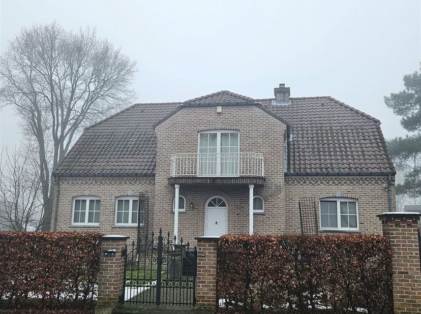 Ruime gezinswoning (312m²) met rustige ligging in een kindvriendelijke wijk!&lt;br /&gt;
Indeling: Inkomhal, toilet, woonkamer met veranda, keuken en eetkam
