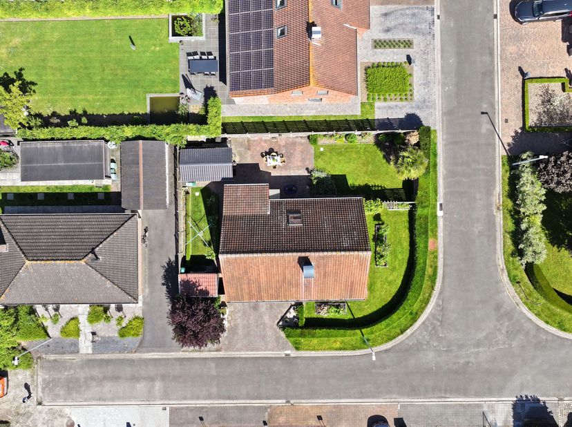 Deze alleenstaande woning gelegen op een rustige locatie wordt u te koop aangeboden.&lt;br /&gt;
We betreden de gelijkvloerse verdieping langs de hal met aa
