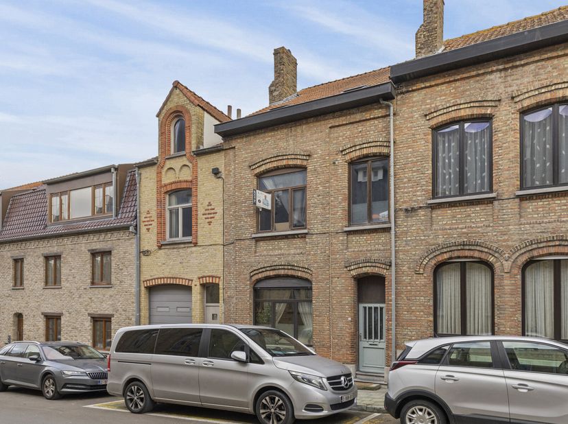 Wonen in hartje Nieuwpoort, op wandelafstand van alles&lt;br /&gt;
Zeer veel ruimte  5 slaapkamers &amp; kelder&lt;br /&gt;
Op te frissen volgens uw eigen smaak en ri
