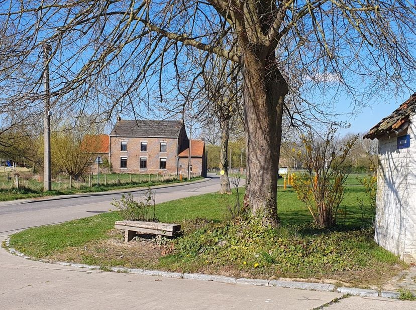 HASPENGOUWSE VIERKANTSHOEVE&lt;br /&gt;
Hoofdgebouw met bijgebouw, stal, garage 443m², weiland 1700 m², gemeenschappelijk erf 93 m²&lt;br /&gt;
&lt;br /&gt;
BESCHRIJVIN