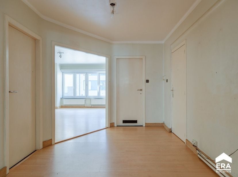 Dit appartement is gelegen op de 1ste verdieping en heeft een bruikbare vloeroppervlakte (volgens opgave EPC) van 85m², gelegen op enkele minuten van
