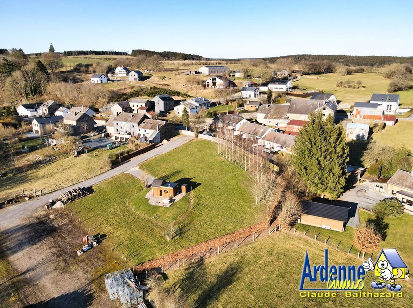 Schitterend terrein met uitzicht voor een deel in een bouwzone, en een deel in een landbouwzone.&lt;br /&gt;
Info +: Tuinhuisje op het landbouwgedeelte is p