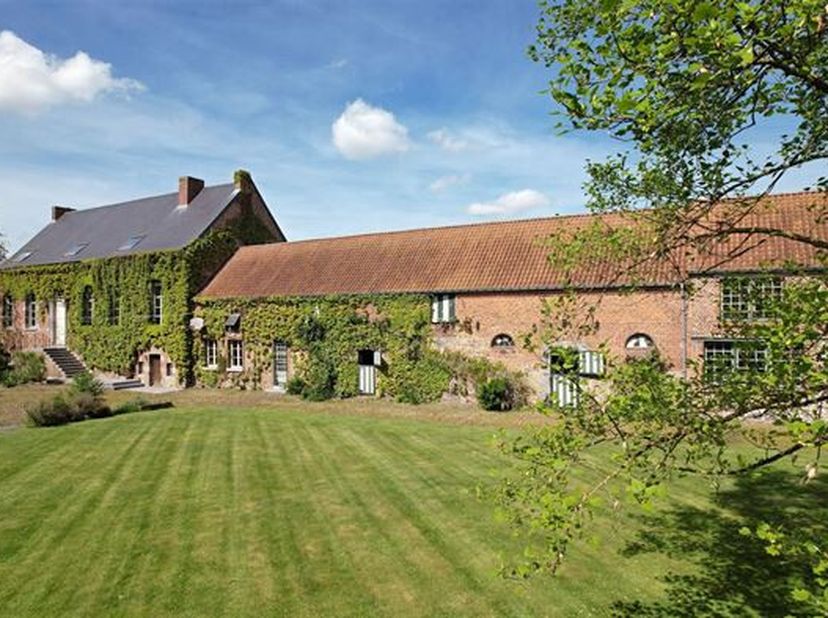 OPTION Superbe ferme en carré et ancien cloître, ancienne dépendance de l&#039;Abbaye de Crespin, dont l&#039;origine remonte au XIII ème siècle. &lt;br /&gt;
Elle es
