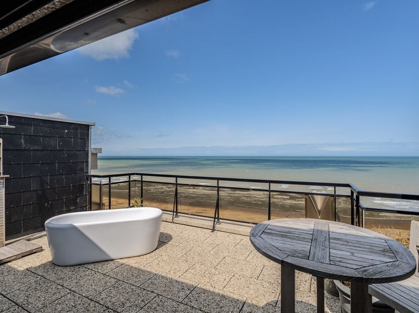 Cet appartement penthouse unique à vendre est entièrement prêt à emménager et est situé au dixième étage de la résidence bien entretenue Aramis. L&#039;app