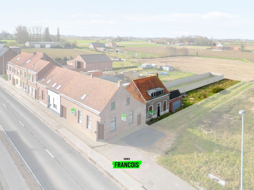 À Roesbrugge (section de Poperinge) se trouve cet espace de stockage à vendre. Ce dépôt/petit entrepôt/garage/option de rangement est entièrement à ré