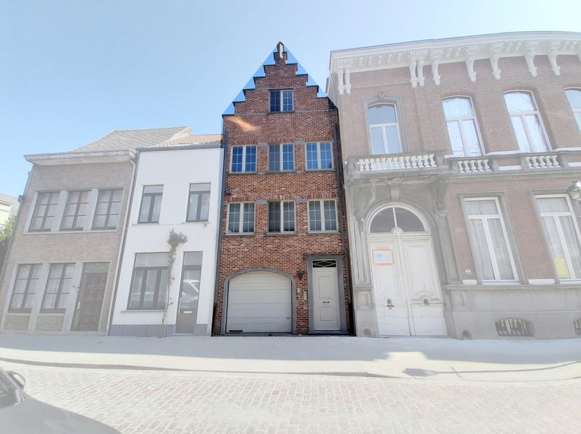 Deze energiezuinige woning (BJ 2009) met mooie trapgevel ligt in het hartje van het gezellige Lier. Dit op amper 130 m van de Grote Markt met horeca,