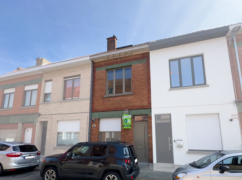 Au rez-de-chaussée : un hall dentrée, une buanderie/chaufferie en façade, une salle de bains avec douche à litalienne, meuble lavabo et VMC, un WC sus