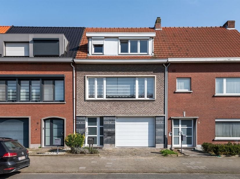Gerenoveerde woonst met ruime living en garage&lt;br /&gt;
Ligging: invalswegen naar centrum Ekeren, nabij autostrade, openbaar vervoer en scholen vlakbij&lt;b