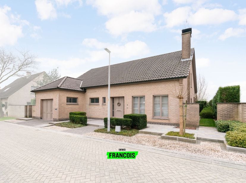 In een rustige wijk, op wandelafstand van het centrum van Zottegem, bieden wij u deze zeer verzorgde villa aan. De woning is ingedeeld als volgt: inko