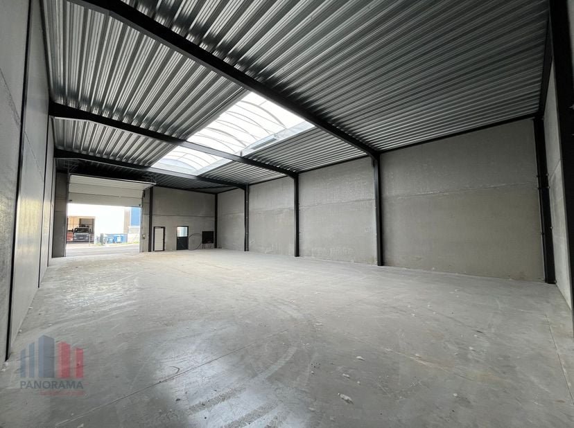 PME de construction récente d&#039;une superficie de 287 m² avec 2 places de parking privées (P26 et P32) à louer. Facilement accessible grâce à sa situati
