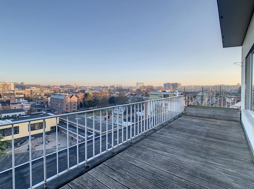 Penthouse in het centrum van Leuven met zicht op de Leuvense Kruidtuin.&lt;br /&gt;
Het appartement bevindt zich op de vijfde verdieping en bestaat uit een