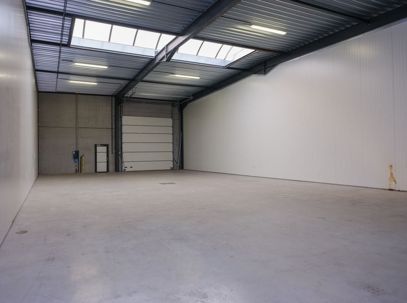 Entrepôt moderne et central (454 m²) à louer dans la zone industrielle de Zwevezele&lt;br /&gt;
Caractéristiques:&lt;br /&gt;
- Portail électrique: Hauteur: 4,5 m