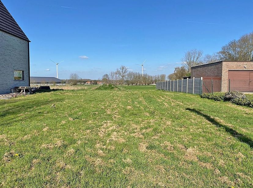 IN OPTIE / COMPROMIS IN OPMAAK&lt;br /&gt;
Perceel BOUWGROND (lot 2) voor OPEN BEBOUWING, 882m² groot&lt;br /&gt;
Straatbreedte: 16,23m&lt;br /&gt;
Bouwbreedte: maximaa