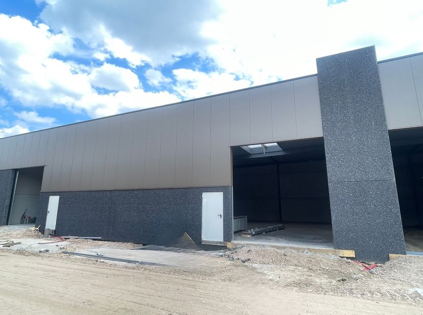 Op een strategische ligging tussen Antwerpen en de Kempen, in het nieuwe KMO-park Peupeleer te Ranst (Kromstraat 60), komt deze hoogwaardige KMO-unit