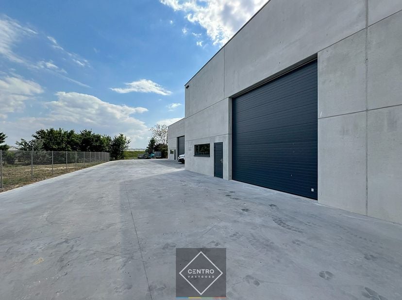 Benaderende bruto-AFMETINGEN: &lt;br /&gt;
Magazijn: b: 12m x d: 18m  (216 m²)&lt;br /&gt;
3 private parkeerplaatsen: 6m x 2,5 m&lt;br /&gt;
Ook andere oppervlakte te v