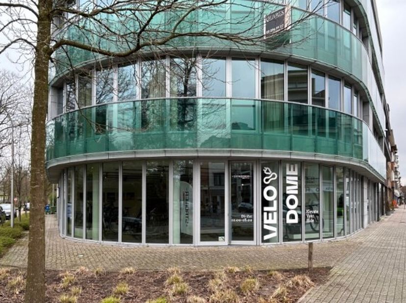 In het prachtige Brasschaat is er momenteel een commerciële winkelruimte beschikbaar met een oppervlakte van +/-351m². Deze ruimte is ideaal gelegen o